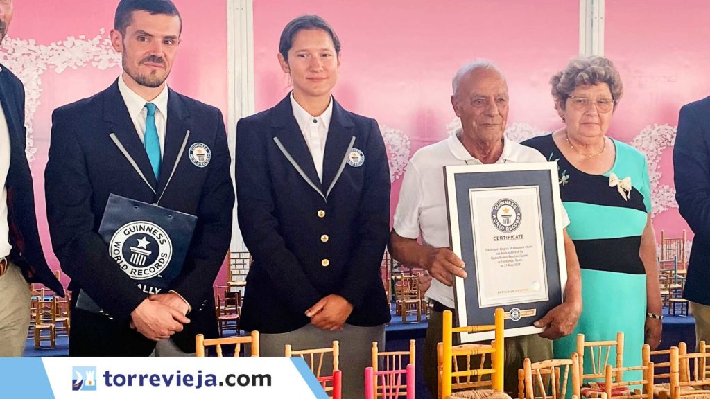 Eladio Rivero Sánchez ha conseguido en Torrevieja el récord Guinness del mayor número de sillas en miniatura.