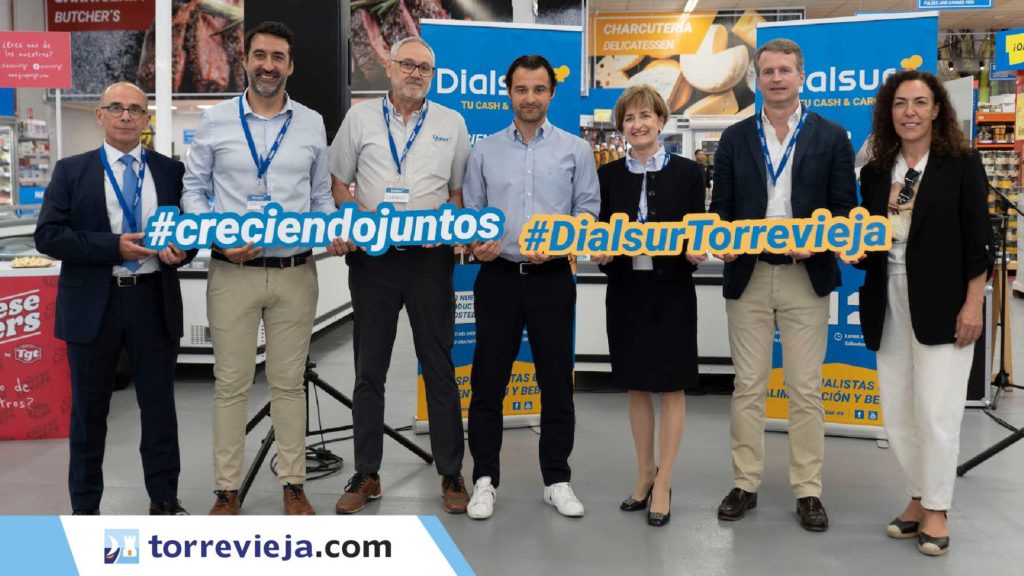Autoridades locales de Torrevieja y directivos de Musgrave España - Dialsur