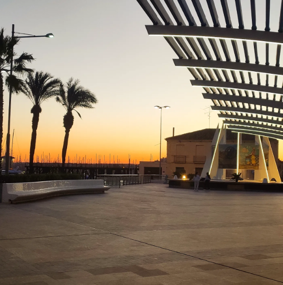 Paseo marítimo de Torrevieja al atardecer en septiembre