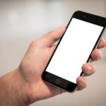 Una persona consulta un teléfono móvil
