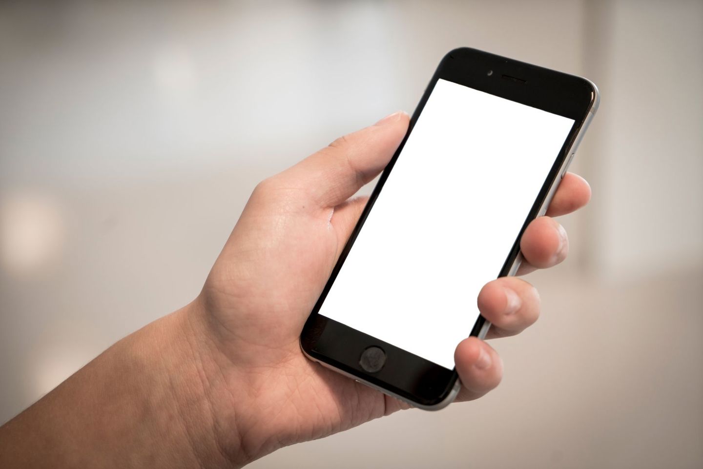 Una persona consulta un teléfono móvil