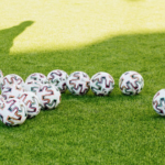 Balones de fútbol sobre el césped durante un entrenamiento