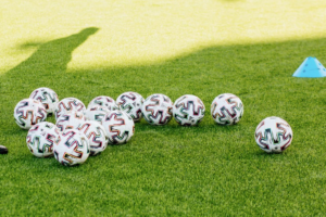Balones de fútbol sobre el césped durante un entrenamiento