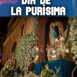 La imagen de la Purísima adornada con flores durante una procesión de una edición anterior en Torrevieja